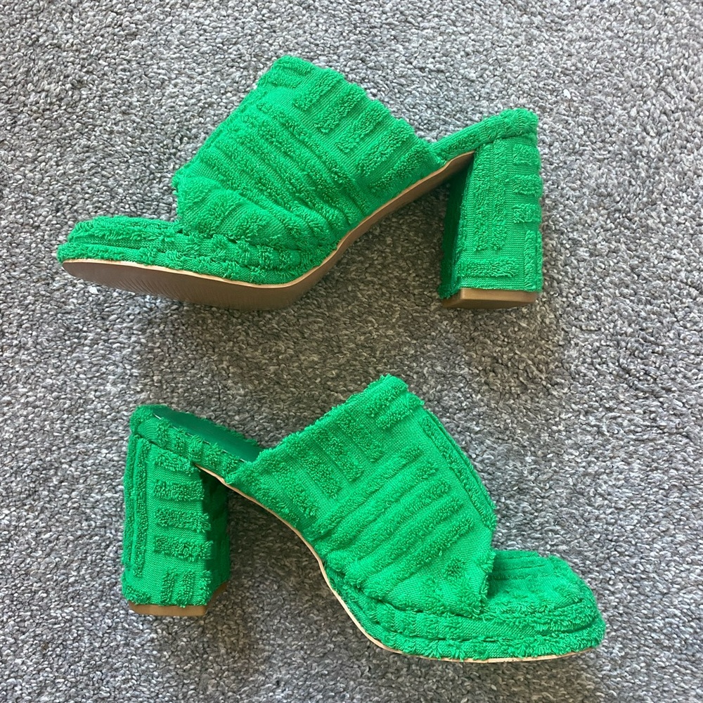 BRAND NEW pretty little thing heels/slides size 9
